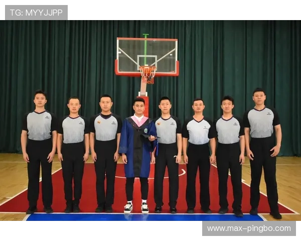 如何理解篮球规则中快攻犯规判定的具体标准与裁判依据